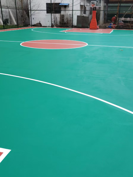 米林 球场长期使用易出现地面开裂